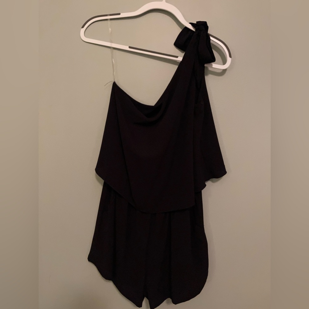 Boutique one shoulder tie romper. Size Large